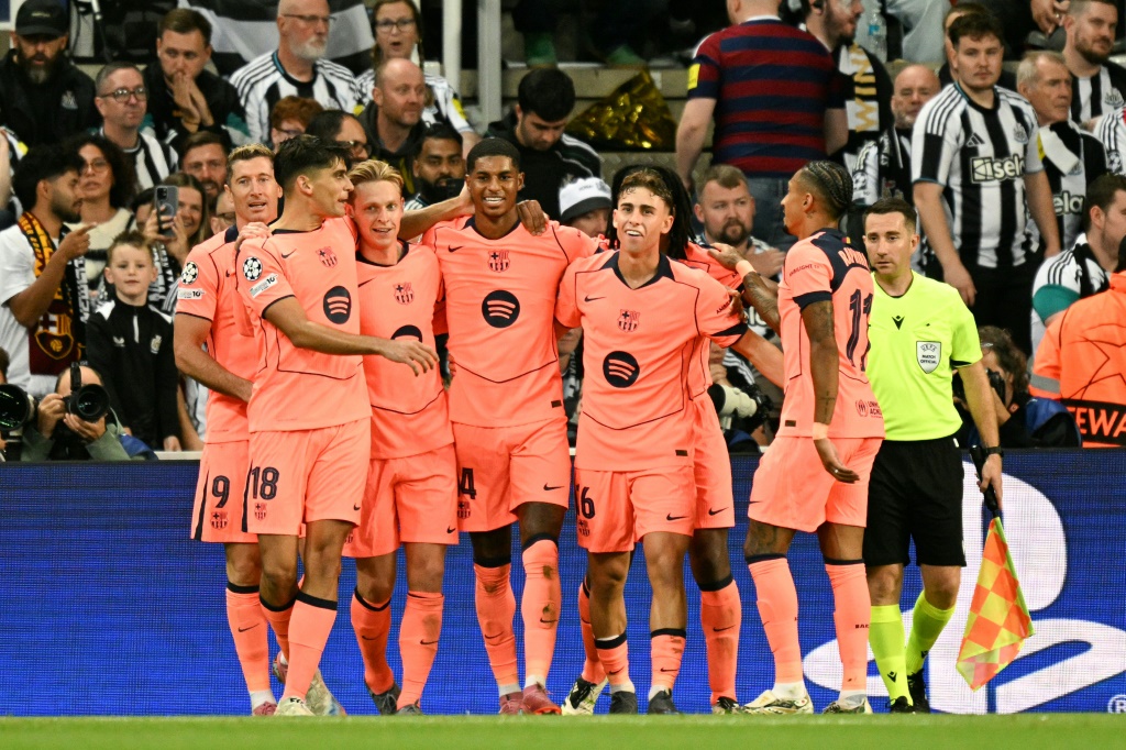 Rashford destaca se e Barcelona derrota Newcastle por 2-1 na estreia da Liga dos Campeões
