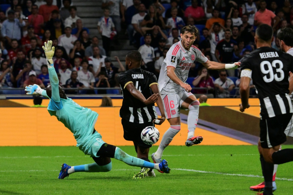 Lyon derrota Angers e empata em pontos com o PSG líder