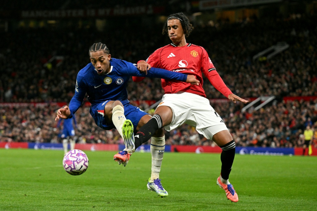 Football Manchester United vainc Chelsea 2 1 lors dune rencontre pleine de rebondissements