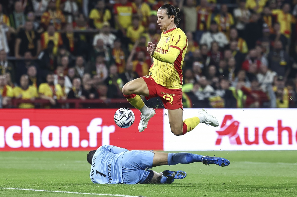 El Lens propina la primera derrota al Lille