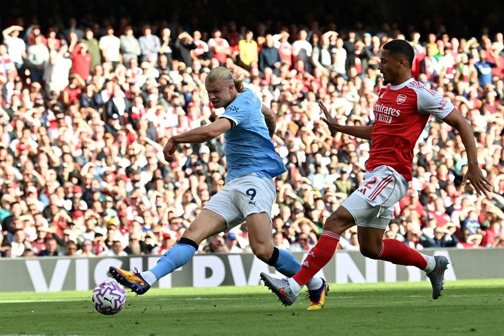 Football: Égalisation tardive d'Arsenal face à Manchester City, Liverpool en profite
