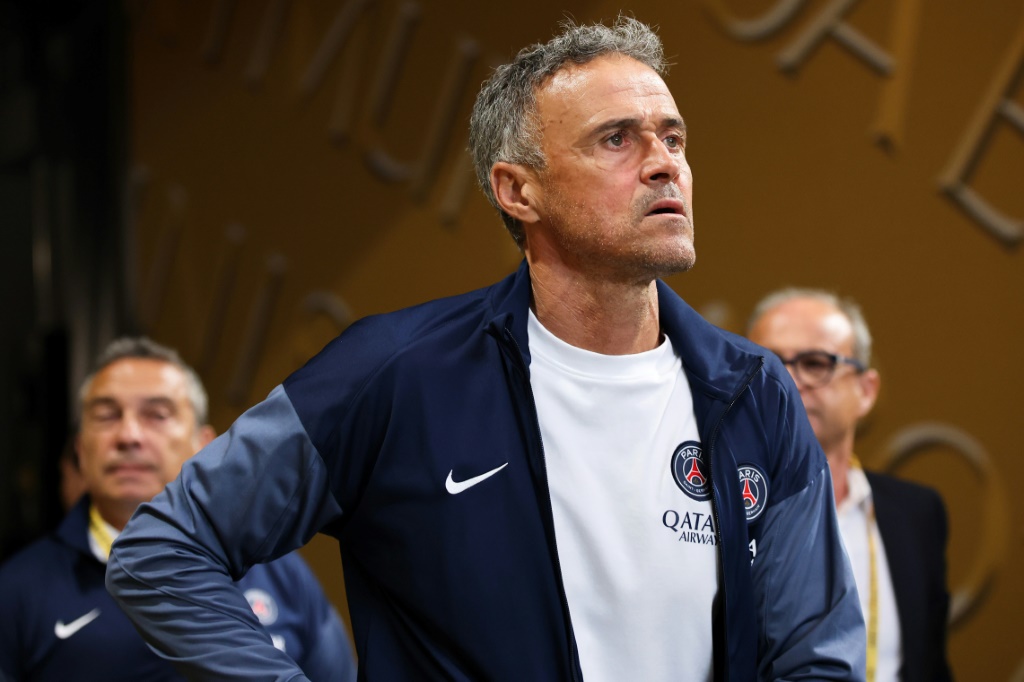 Luis Enrique do PSG recebe o Prémio Johan Cruyff como melhor treinador