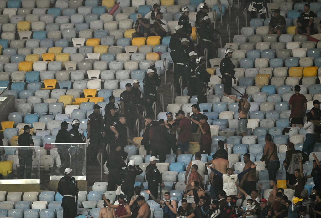 Altercados en las gradas demoran el arranque del segundo tiempo en el duelo Fluminense-Lanús