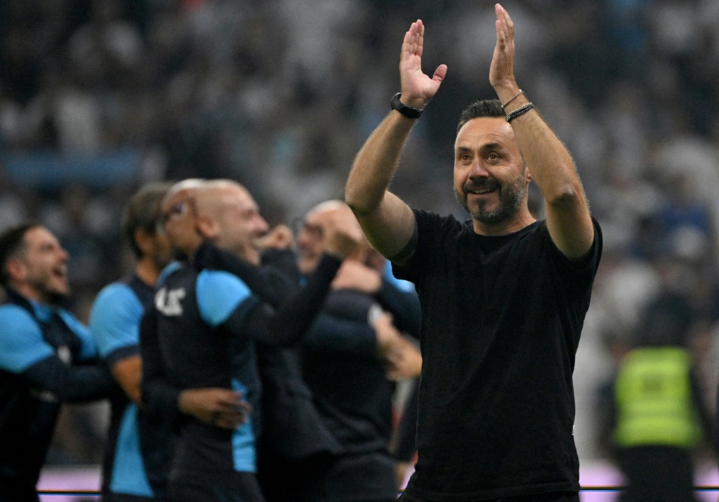 Roberto De Zerbi recibe sanción de un partido tras expulsión ante el PSG