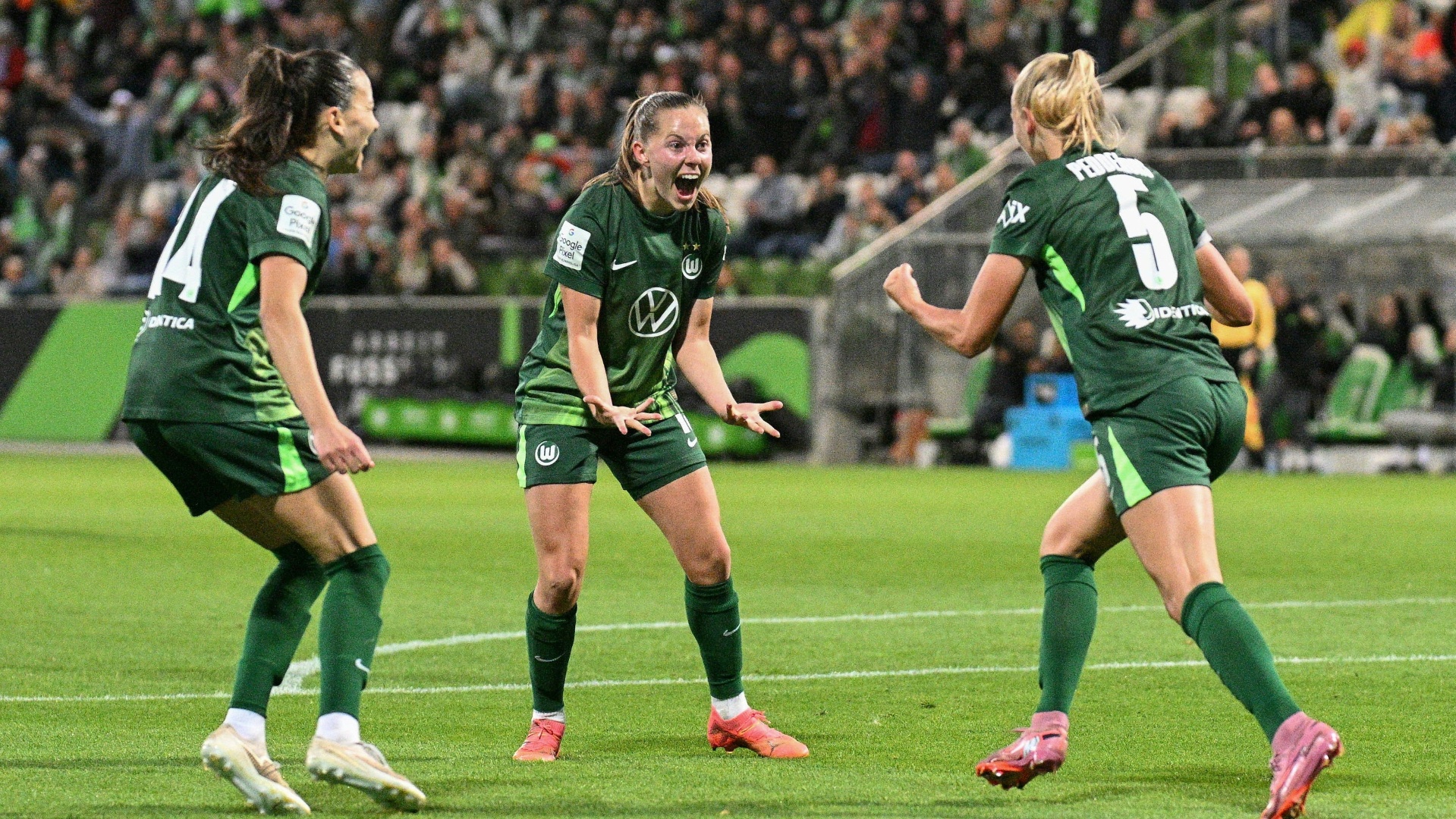 Popp und Huth erzielen Tore: Wolfsburg haelt den Anschluss oben