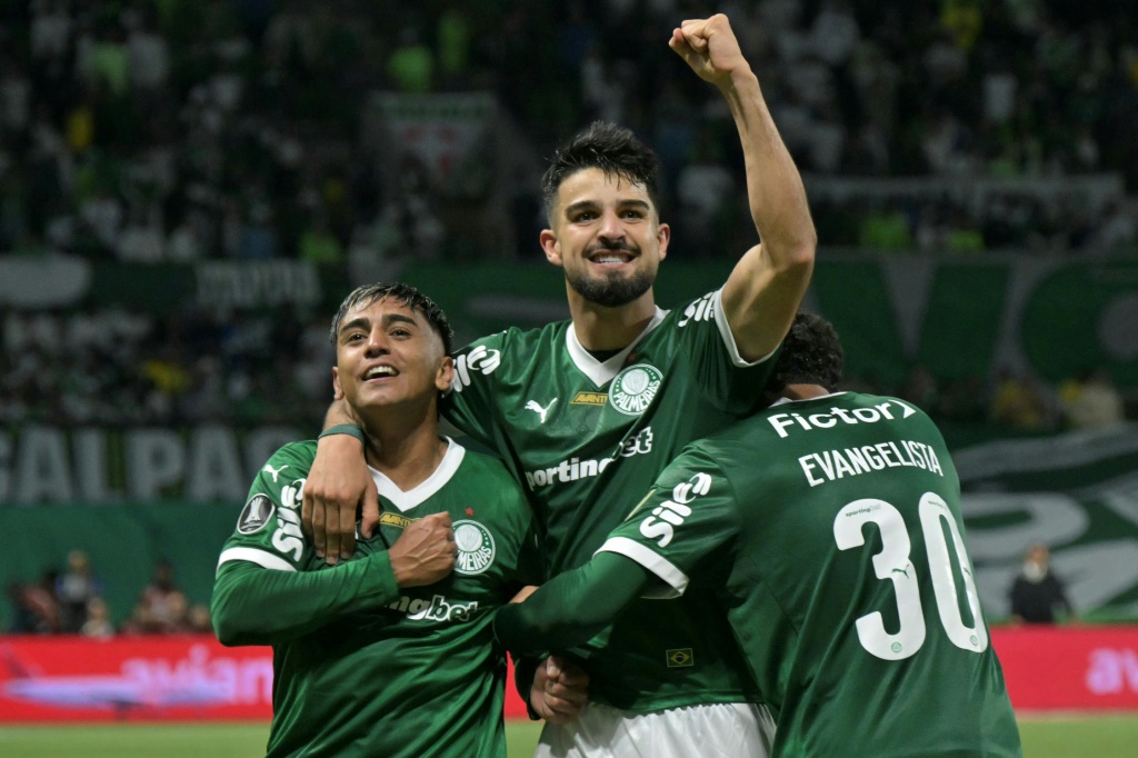 Vítor Roque junto al Flaco López impulsan a Palmeiras hacia semifinales de la Libertadores