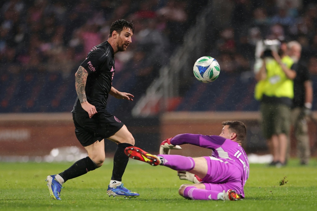 MLS Messi dominiert Müller aussetzend