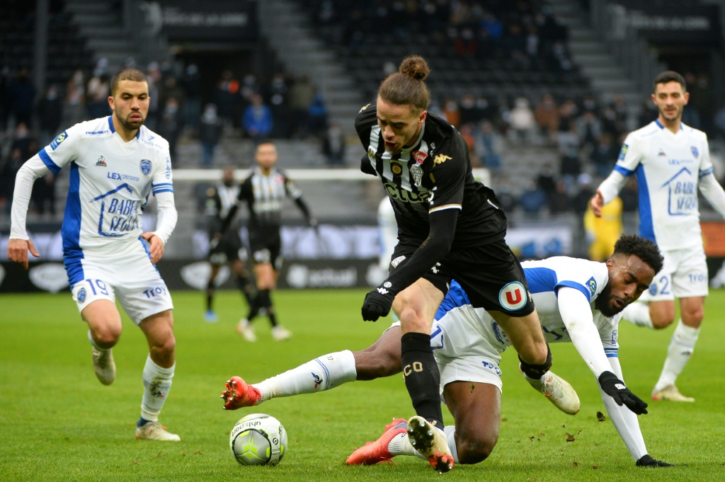 Santos del equipo de Neymar contrata al delantero internacional argelino Brahimi