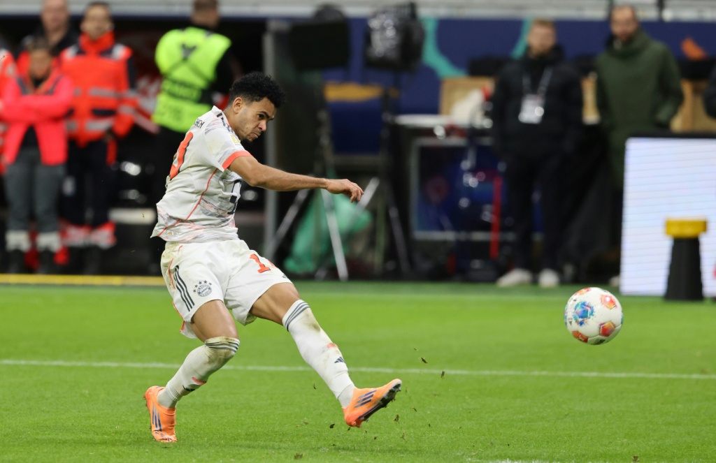 Bayern vence Eintracht Frankfurt (3-0) com 2 gols de Luis Díaz e dispara na Bundesliga