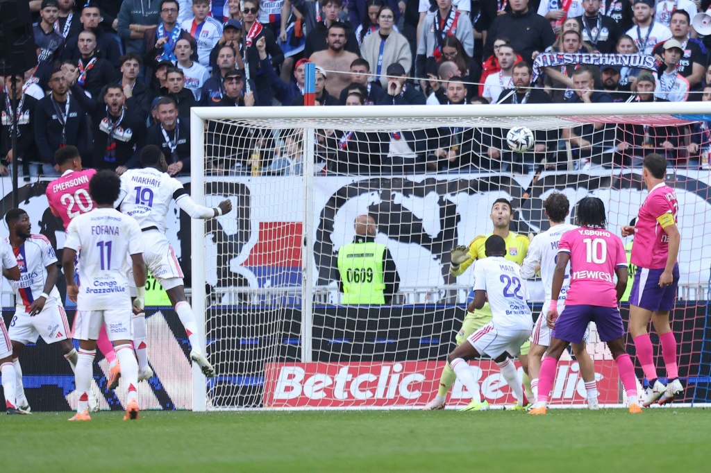 Toulouse vence Lyon (2 a 1) de virada com dois gols do brasileiro Emersonn