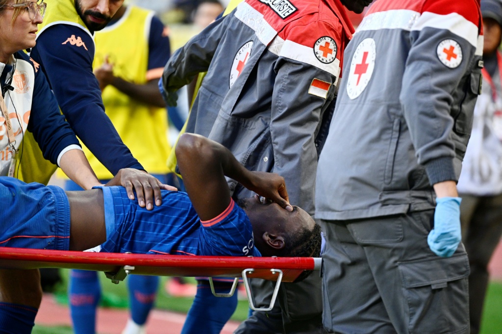 Ligue 1 : Fracture du tibia gauche pour Moïse Bombito, défenseur central niçois