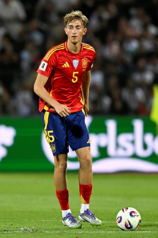 Lesão na panturrilha afasta Huijsen da seleção espanhola, confirma Real Madrid