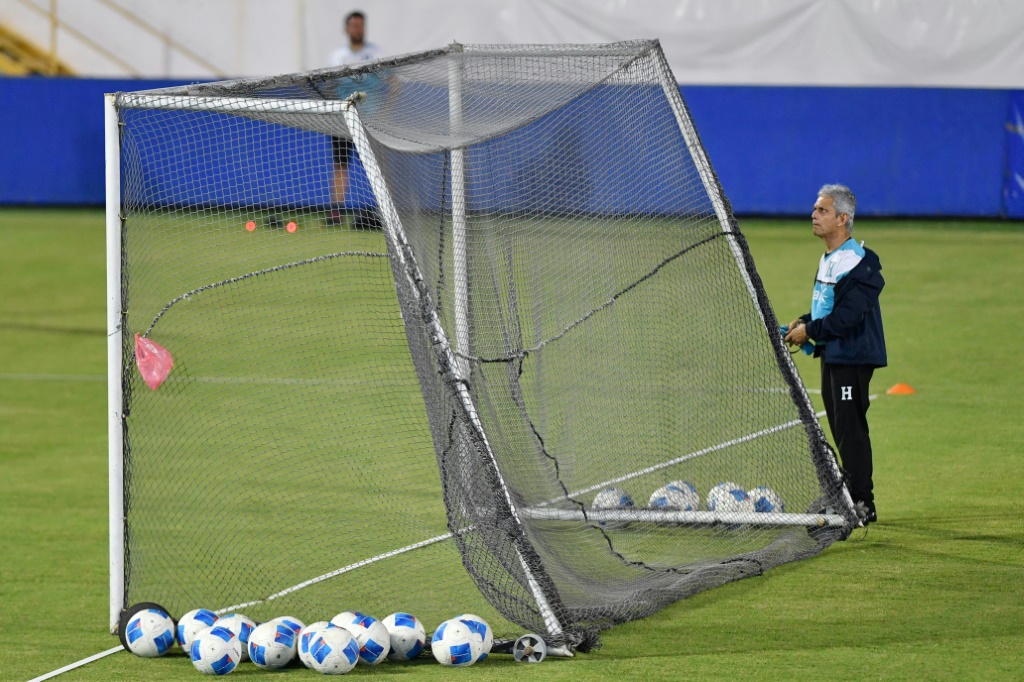 El entrenador de Honduras anticipa un partido 'muy reñido' ante Costa Rica en las eliminatorias