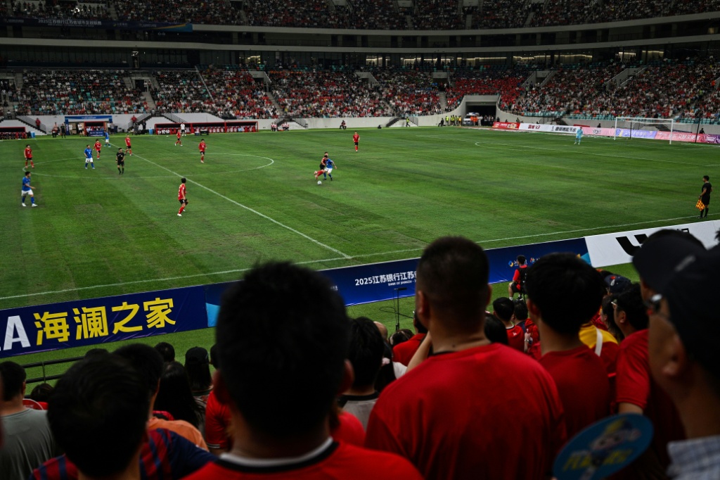 Un futbolista se rompe el cuello en China tras chocar contra una valla publicitaria