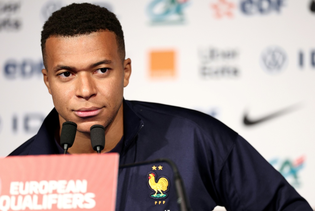 Mbappe voelt zich ontspannen en staat klaar voor Frankrijks WK-kwalificatiewedstrijden
