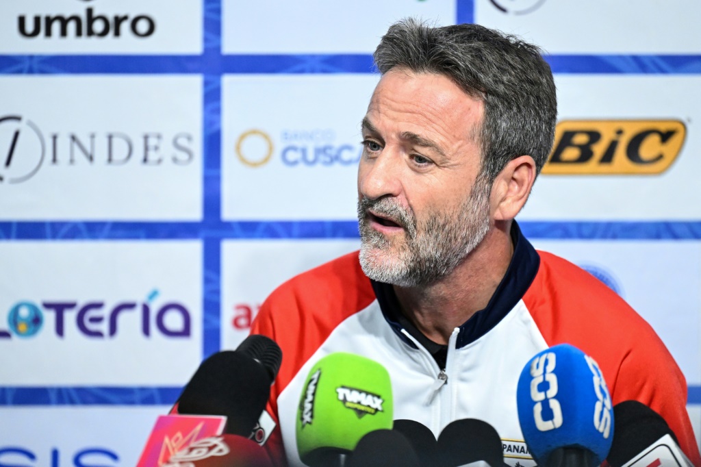 El entrenador de Panamá afirma que vencer a El Salvador en la eliminatoria es una obligación