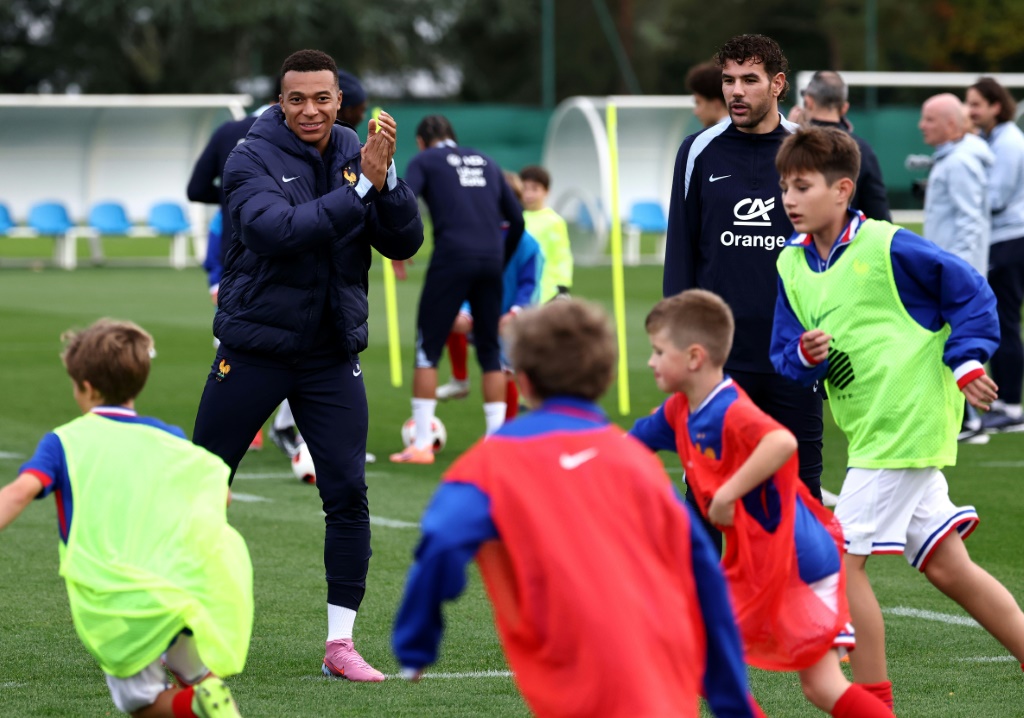 Mondial-2026 : l'équipe de France affronte l'Azerbaïdjan en quête d'une qualification outre-Atlantique