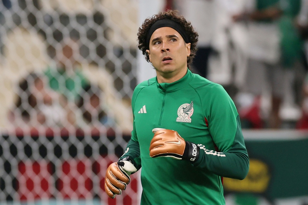 Guillermo Ochoa va por su sexto Mundial en una carrera contra la corriente