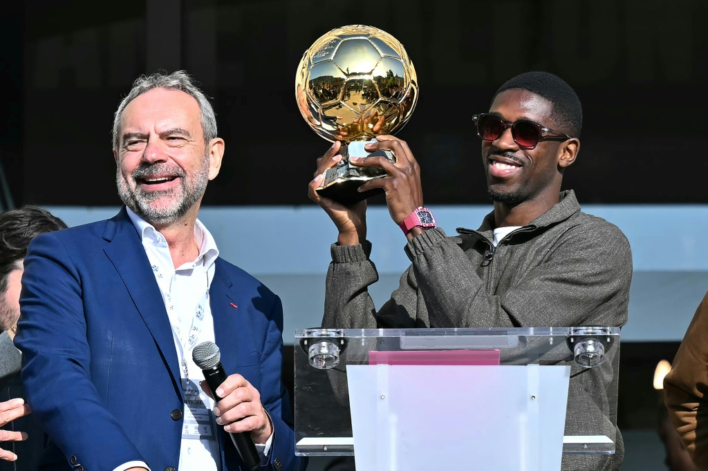 À Évreux des milliers de supporters célèbrent leur Ousmane Dembélé et son Ballon d'Or