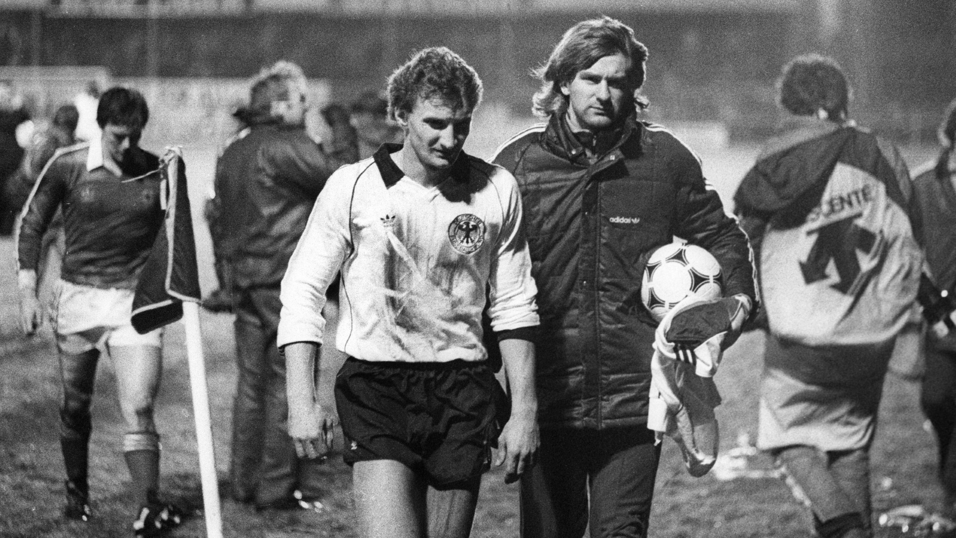 Das misslungene Erstauftritt von Völler: Das Ende für Derwall naht