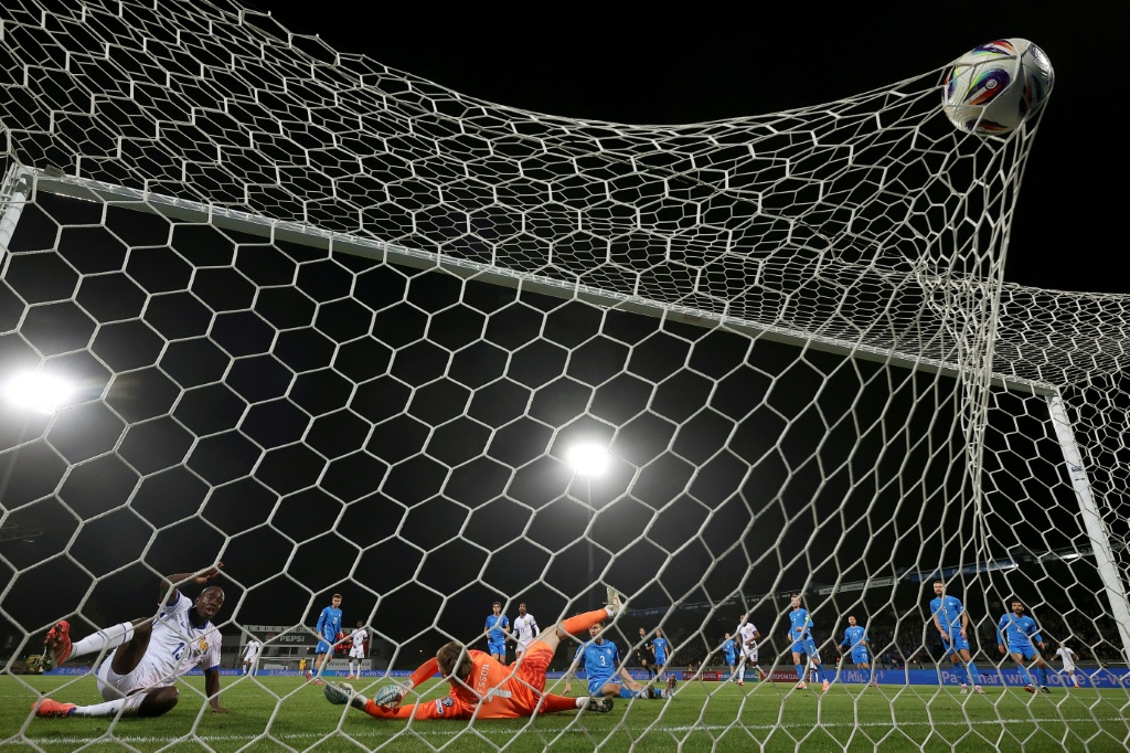 Équipe de France: Nkunku et Mateta évitent le pire