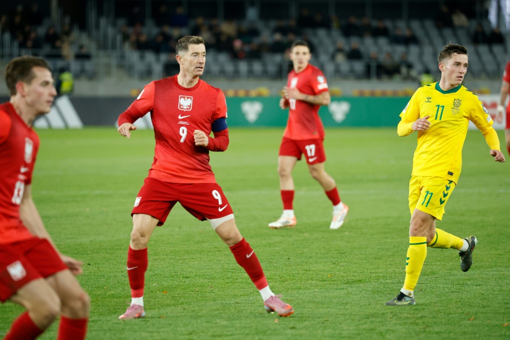 Lesão na coxa de Lewandowski deixa o Barça sem o polonês no clássico frente ao Real Madrid