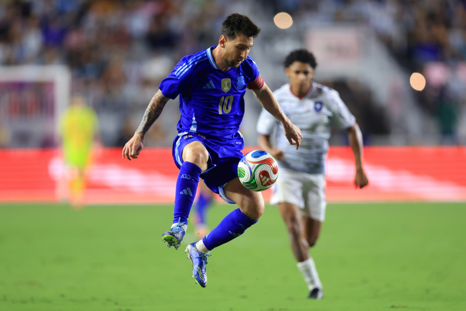 Messi bereitet zwei Tore in seinem 'Wohnzimmer' vor