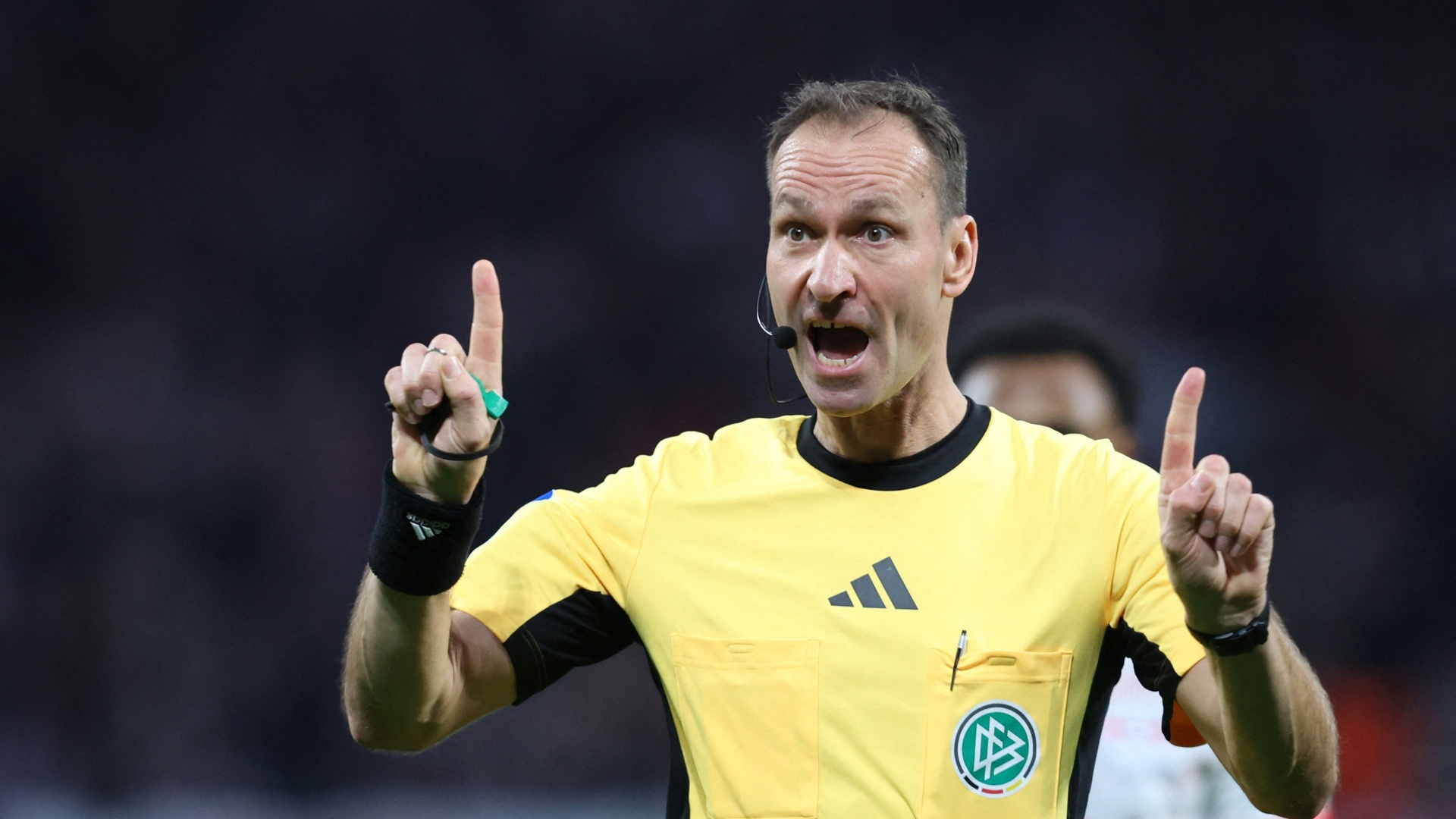 Bastian Dankert leitet Bayern Dortmund Spiel