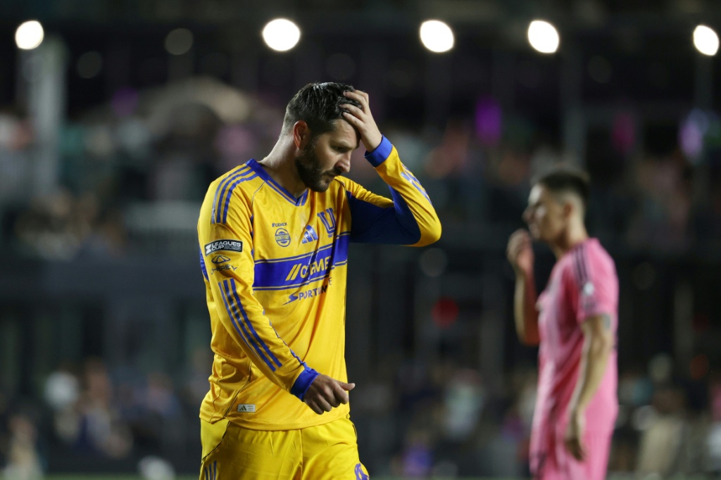 Gignac se reta a si mismo en Mexico mientras se aguarda el auge de Martial