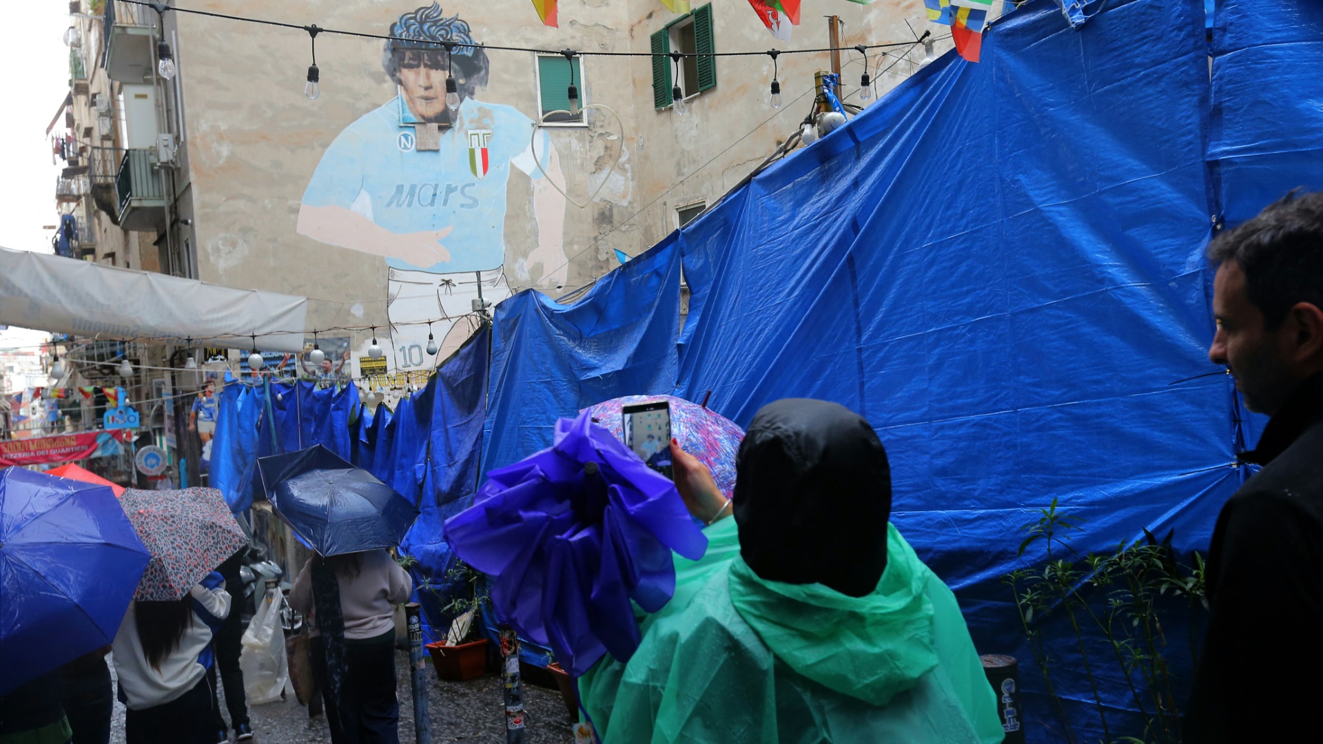 Wandbild von Maradona in Neapel während Protest von Händlern abgedeckt