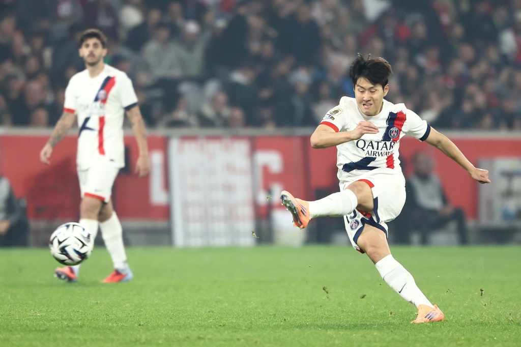 Lee Kang in del PSG surcoreano recibe premio como mejor jugador asiatico internacional