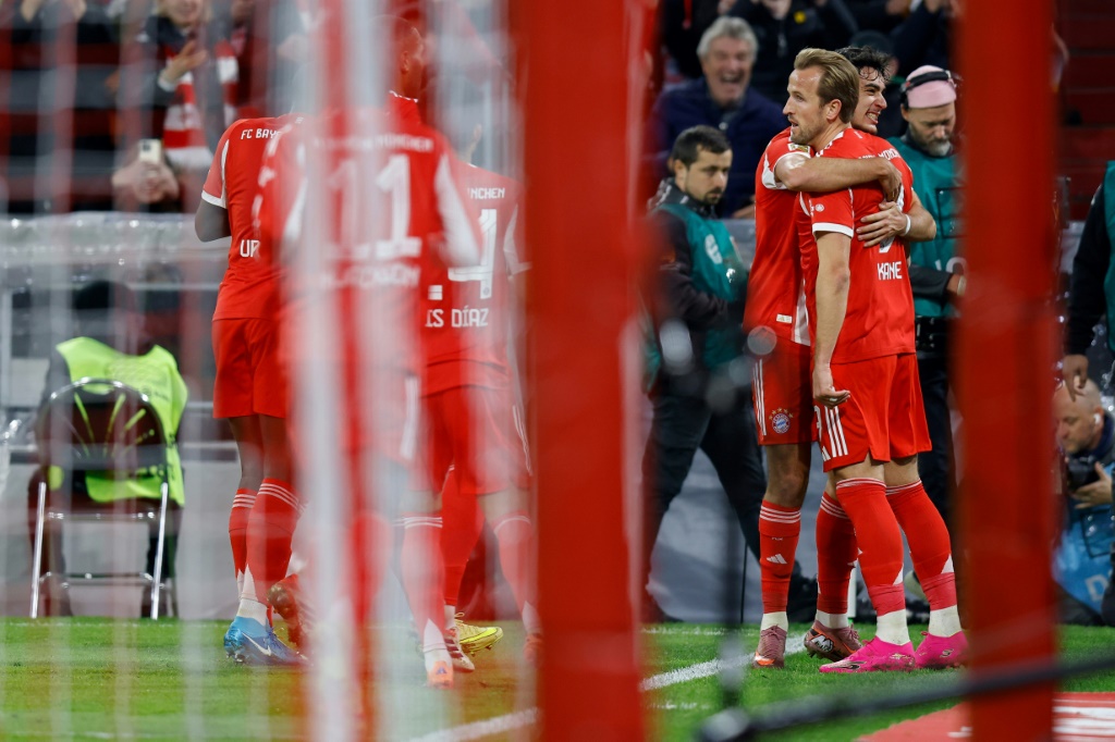 Bayern derrota Dortmund no dérbi e conserva aproveitamento perfeito no campeonato alemão