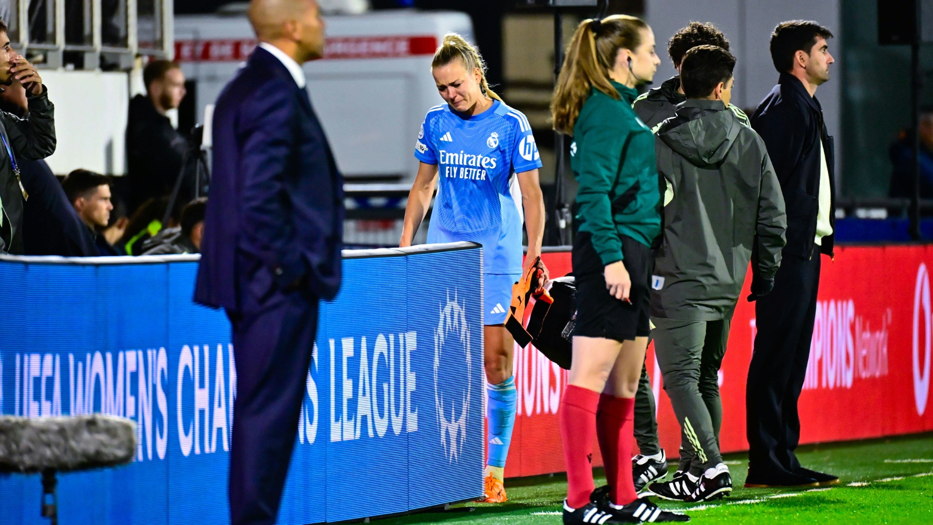 Ehemalige Nationaltorhüterin Frohms erleidet Kreuzbandriss