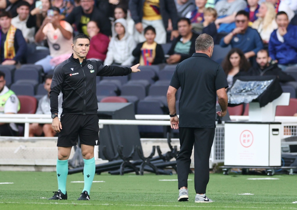 "El fútbol transmite emoción", dice Flick después de sus gestos con los brazos