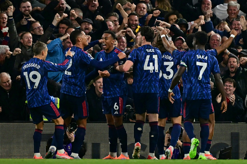 Arsenal derrota Fulham e conserva comando na tabela; City continua a subir