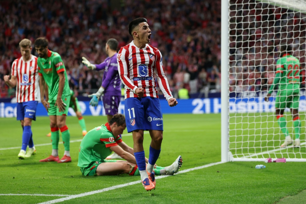 El dúo argentino Simeone y Almada asegura la victoria del Atlético ante Osasuna