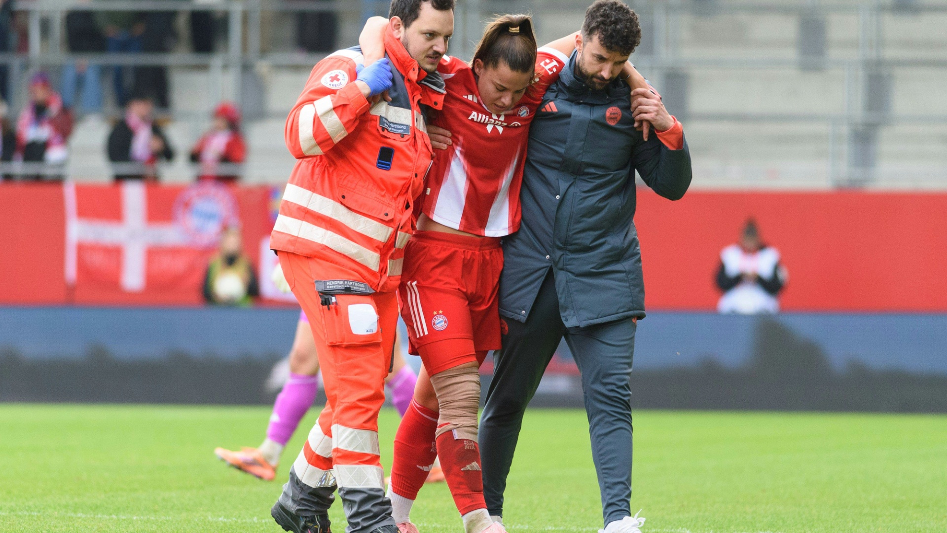 FC Bayern: Oberdorf verlässt nach Knieverletzung das Feld