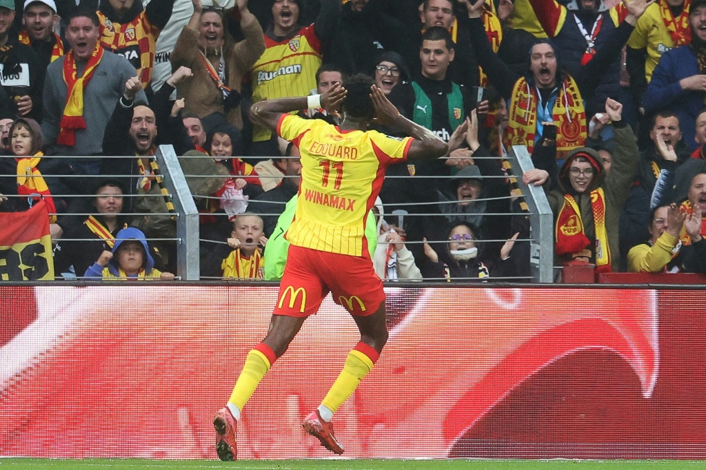 Ligue 1: Lens enchaîne face au Paris FC et colle au podium