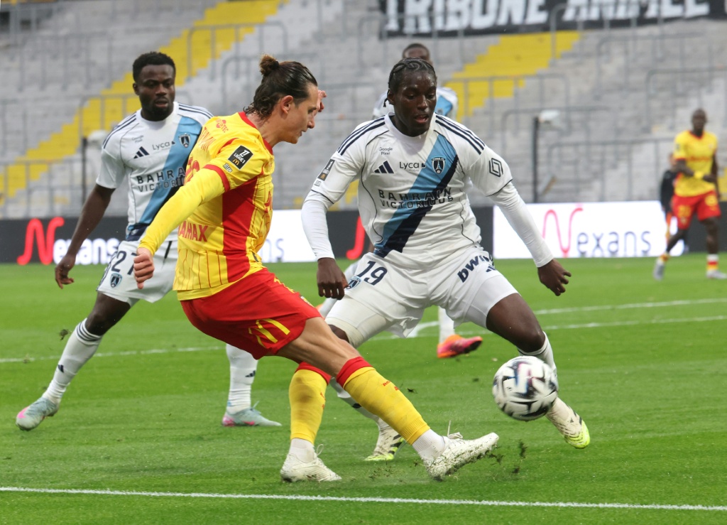 Ligue 1: Lens continue sur sa lancée, Lille écrase Nantes