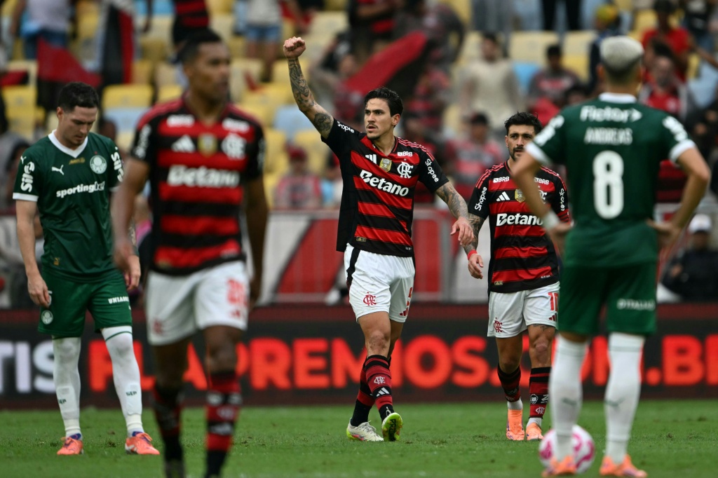 El Flamengo derrota 3-2 al Palmeiras en el choque decisivo del Brasileirao y lo iguala en la cima