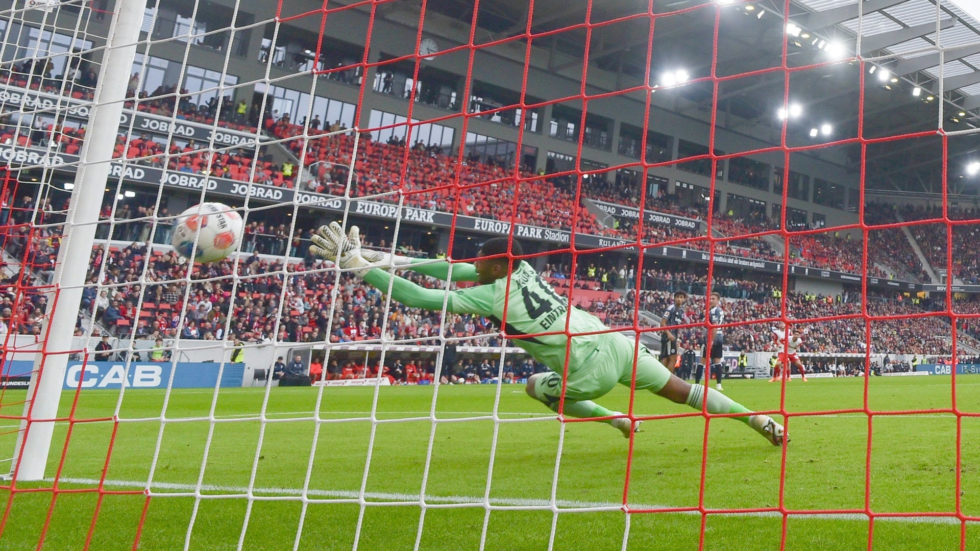 Vor dem Duell mit Liverpool: Debatte um den Torhüter in Frankfurt