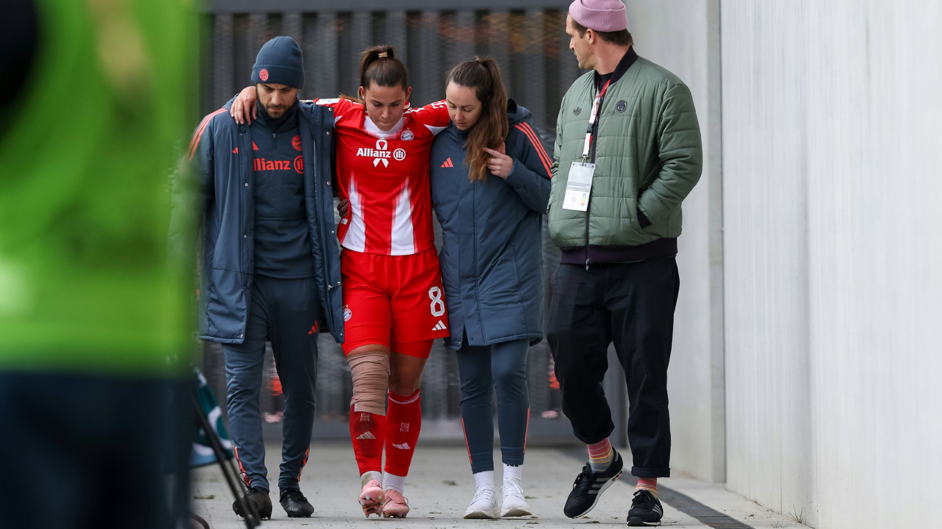 Unterstützen sie: DFB-Frauen teilen den Schmerz um Oberdorf