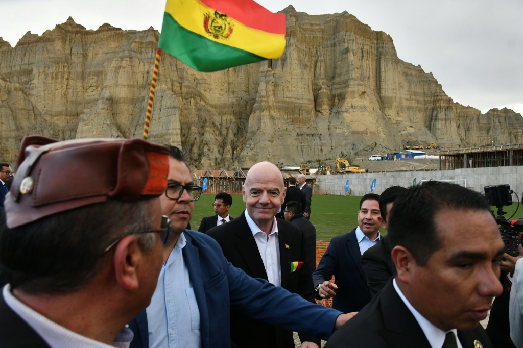 Infantino promete a Bolivia la organización de un campeonato mundial