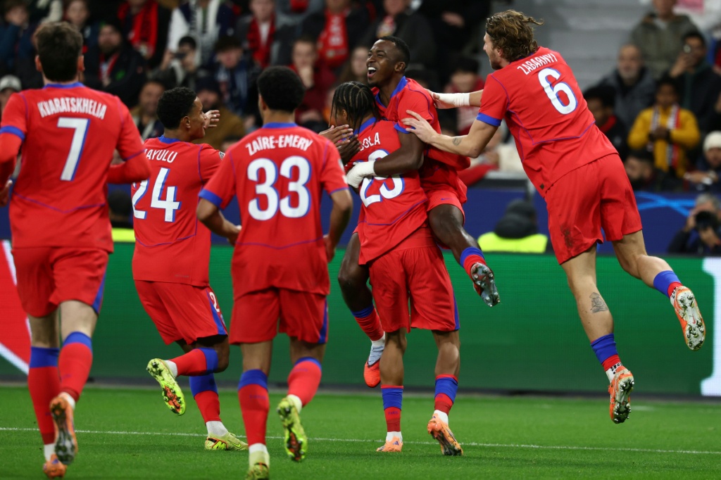 El PSG arrasa en Leverkusen (2-7) y toma el liderato en la Champions