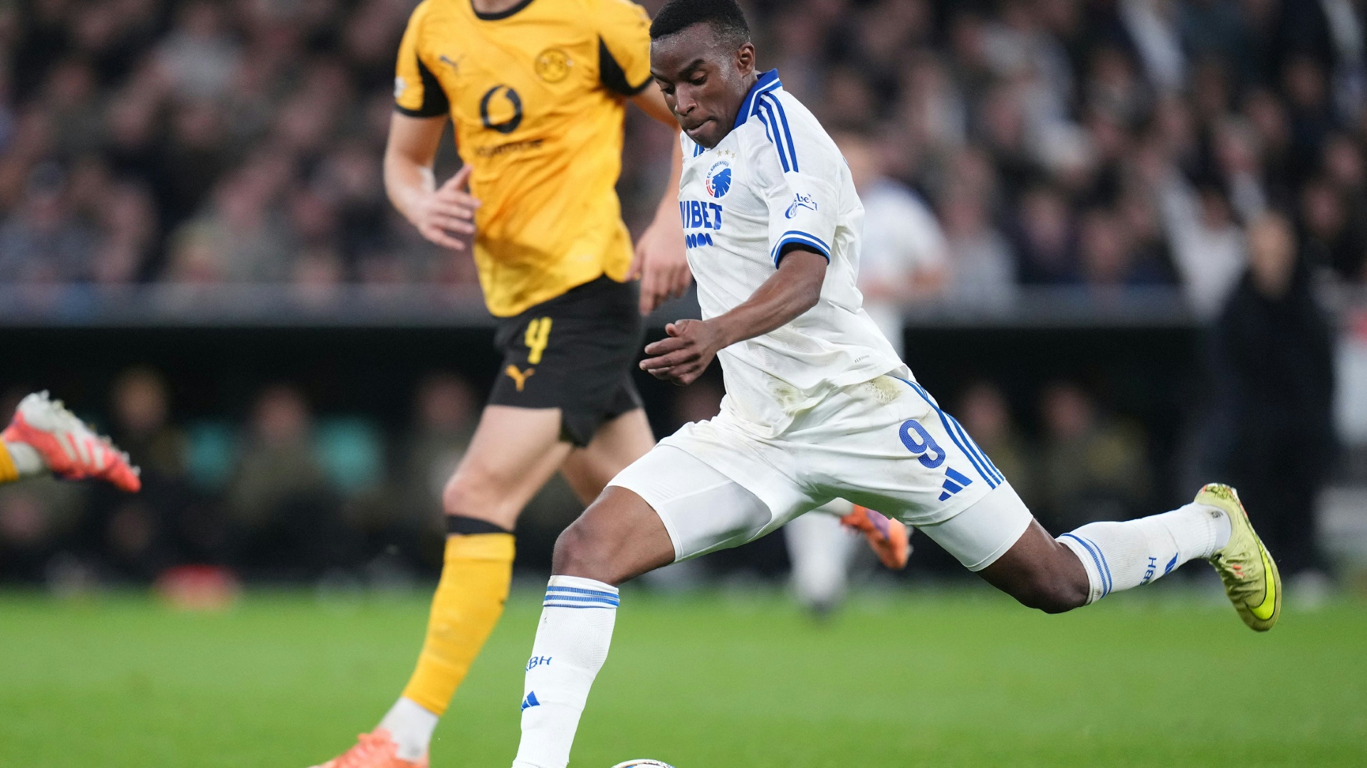 Die gelben Fans von der Gegenseite: Moukoko im Duell mit dem BVB