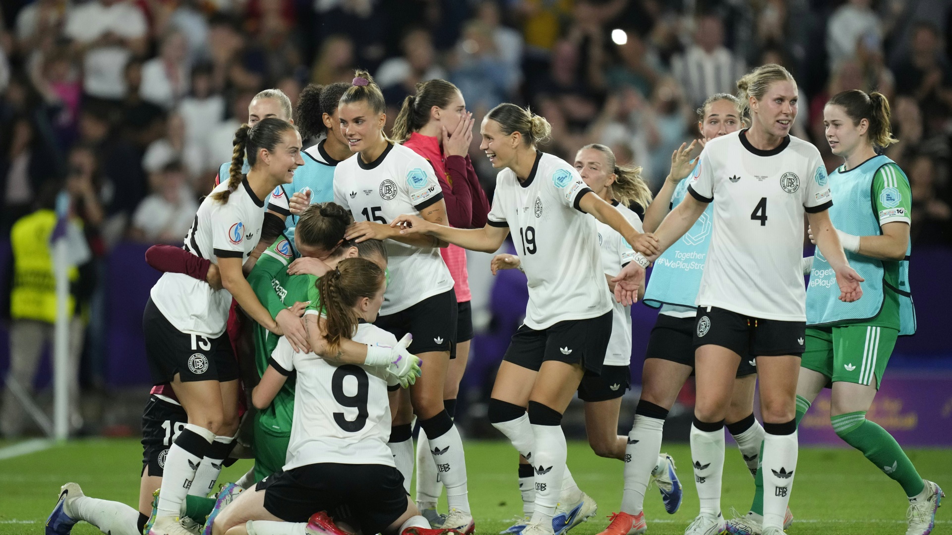Gänsehaut garantiert: DFB-Frauen versinken in EM-Souvenirs