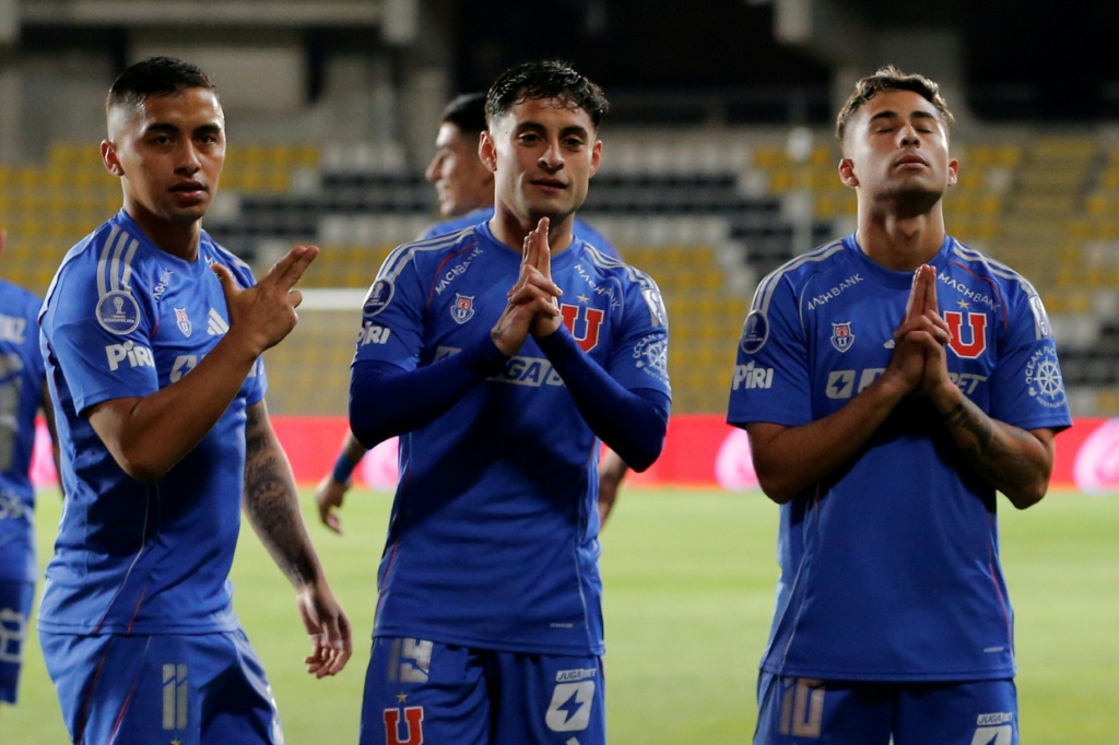Universidad de Chile y Lanús se miden en la Sudamericana buscando revivir éxitos continentales