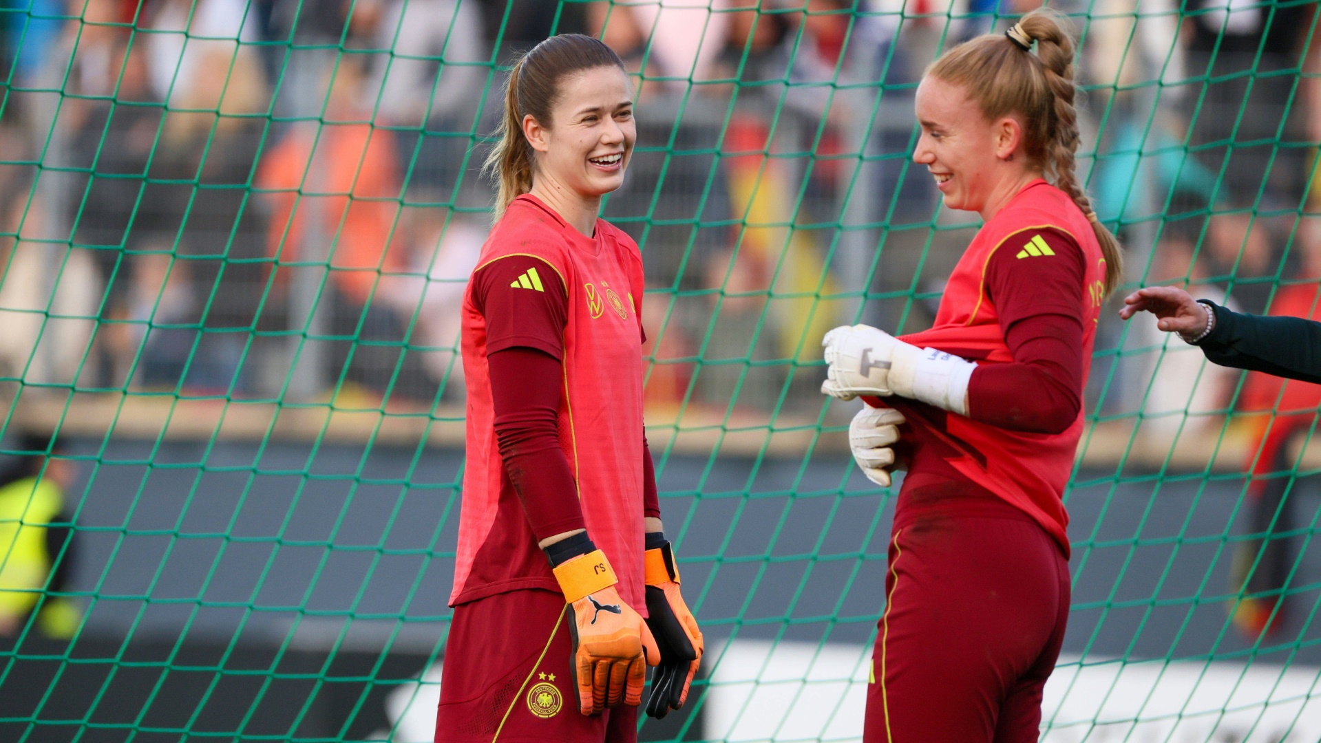 DFB-Frauen mit Johannes als Torhüterin gegen Frankreich