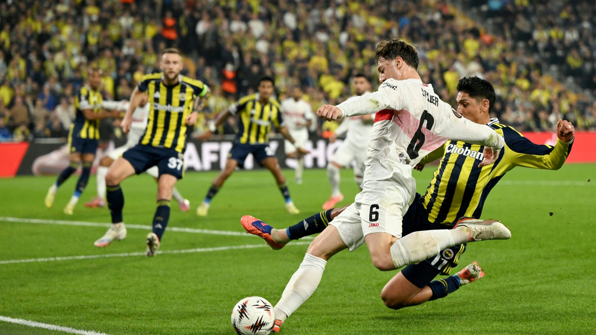 Doppeltes Elfmeter-Unglück: VfB ringt im Istanbuler Chaos