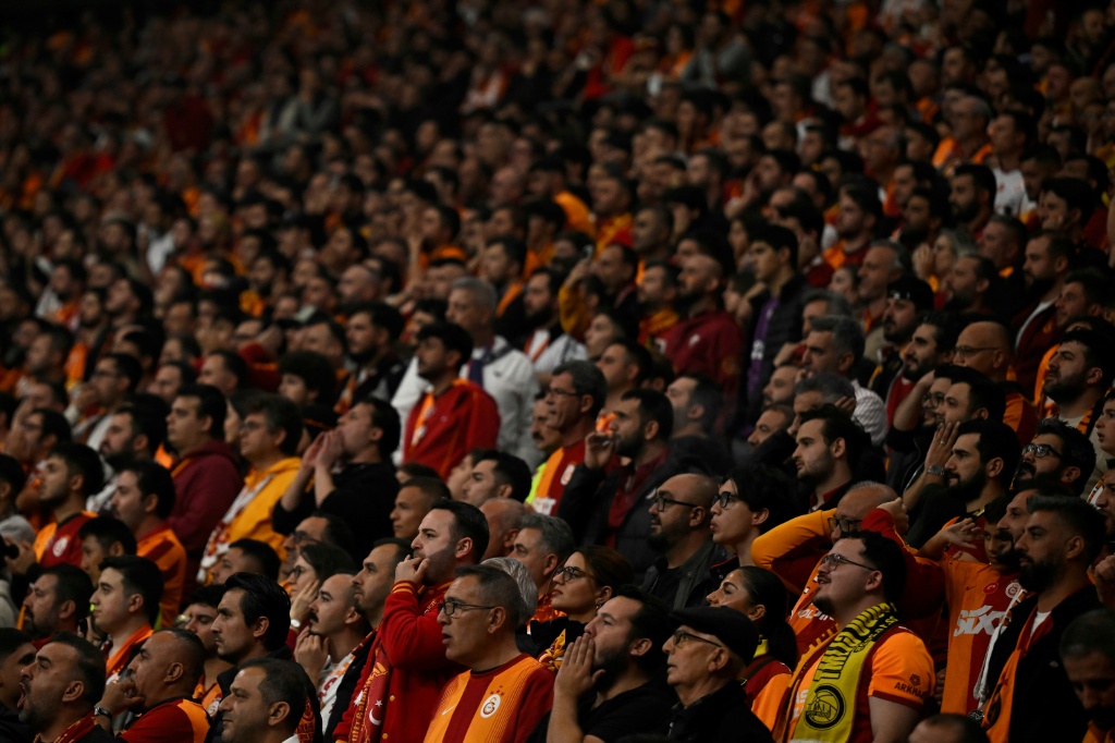 Football: protections auditives et médicaments contre la douleur, immersion dans le tourment d'Istanbul